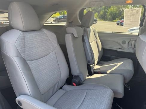 Used 2023 Toyota Sienna LE image 12