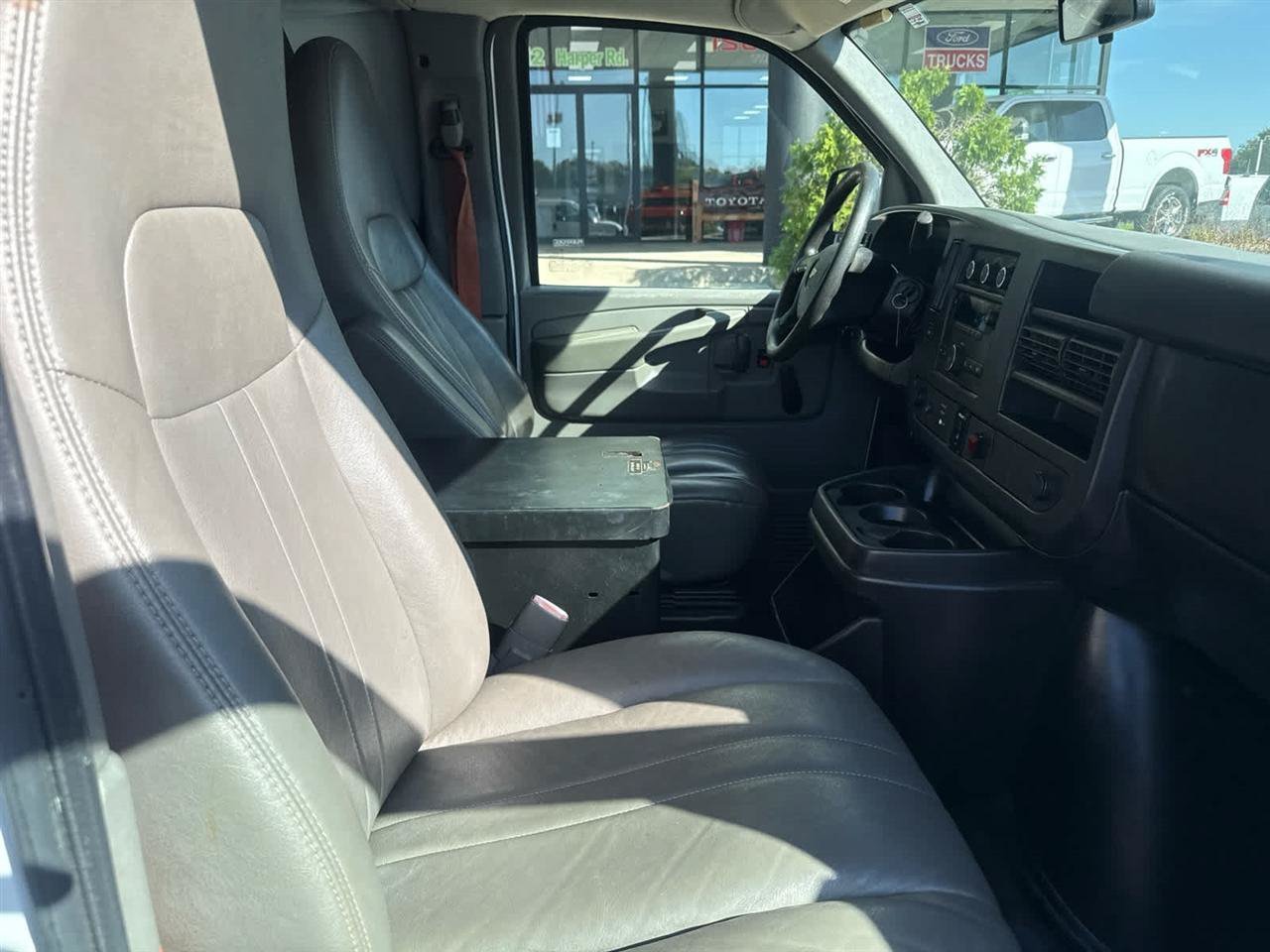 Used 2013 Chevrolet Express 2500 RWD image 18