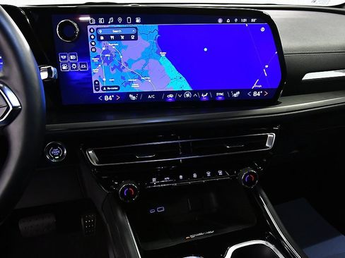 Used 2025 Chevrolet Traverse LT image 23