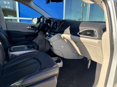 Used 2024 Chrysler Pacifica Touring-L image 11