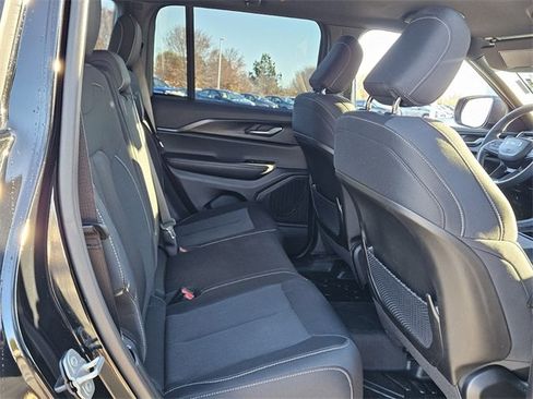 Used 2025 Jeep Grand Cherokee Laredo image 15