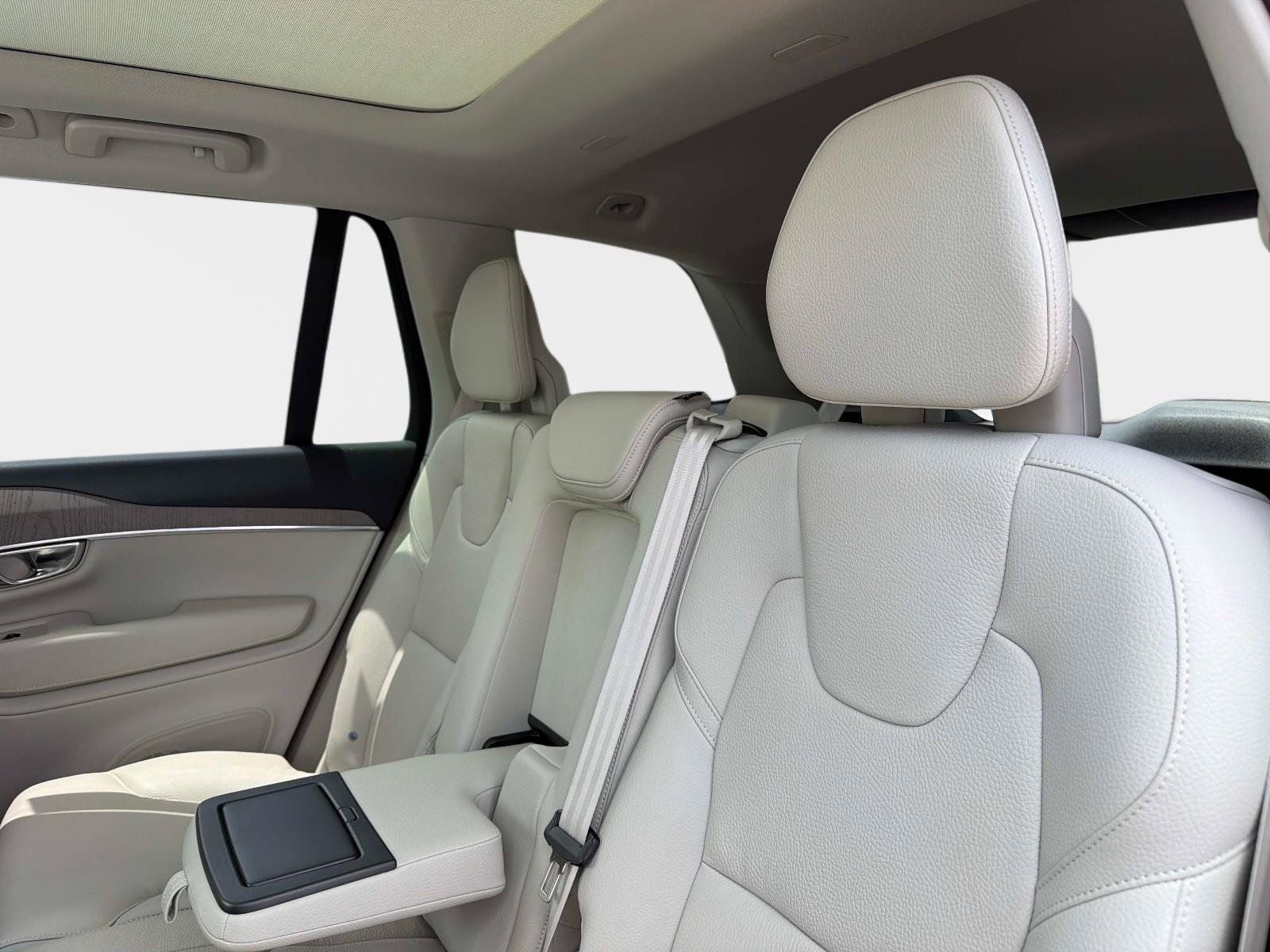 Used 2025 Volvo XC90 T8 Plus w/ Protection Package Premier AWD/4WD image 14