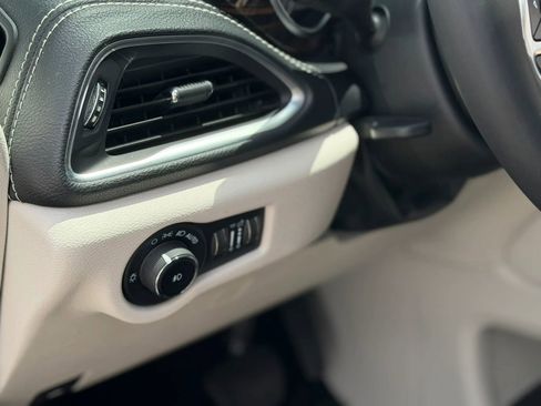 Used 2023 Chrysler Pacifica Limited FWD image 38