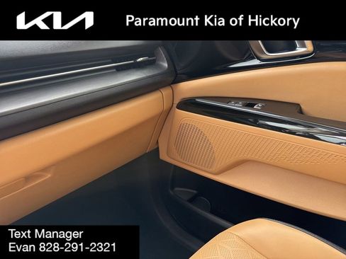 Used 2023 Kia Carnival EX image 32