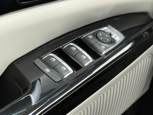 Used 2024 Kia Carnival EX FWD image 40