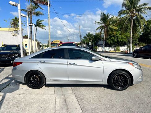 Used 2011 Hyundai Sonata SE w/ Navigation & Sunroof Pkg 4 FWD image 5