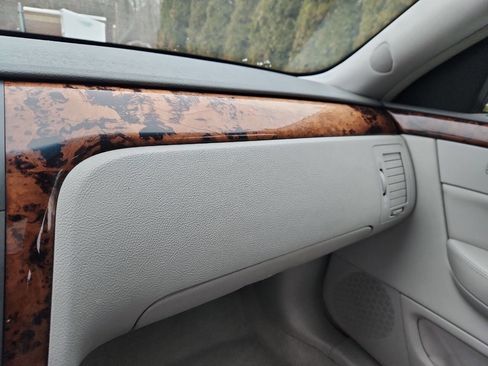 Used 2011 Cadillac DTS Luxury image 26