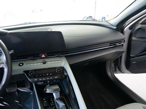 Used 2025 Hyundai Elantra Limited image 24