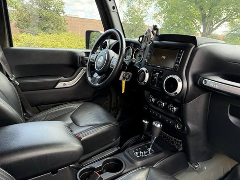 Used 2015 Jeep Wrangler Unlimited Sahara w/ Dual Top Group AWD/4WD image 15