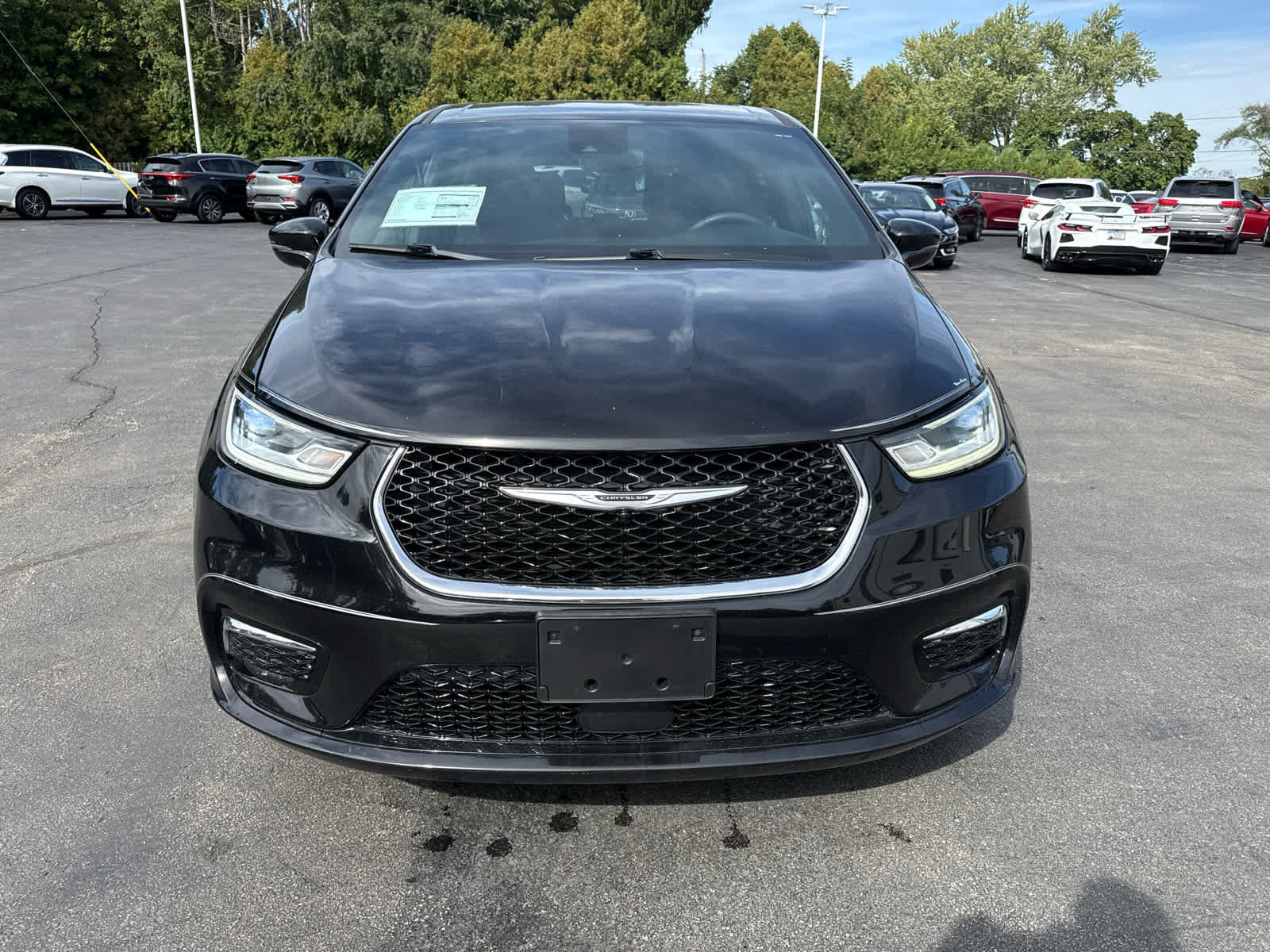 Used 2024 Chrysler Pacifica Touring FWD image 8
