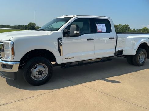 Used 2024 Ford F350 XLT image 3