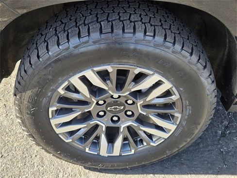 Used 2025 Chevrolet Suburban Z71 image 9