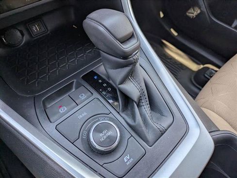 Used 2025 Toyota RAV4 XLE AWD/4WD image 11
