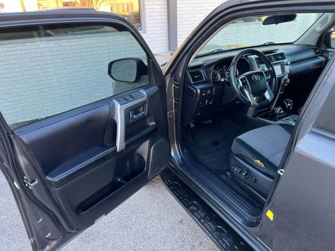 Used 2017 Toyota 4Runner SR5 AWD/4WD image 13