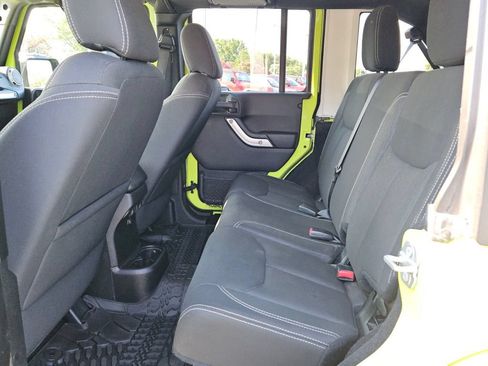 Used 2016 Jeep Wrangler Unlimited Sahara w/ Connectivity Group AWD/4WD image 12