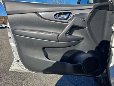 Used 2019 Nissan Rogue SV w/ Sun & Sound Touring Package image 27