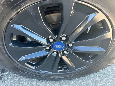 Used 2019 Ford F150 Lariat w/ Equipment Group 502A Luxury AWD/4WD image 9