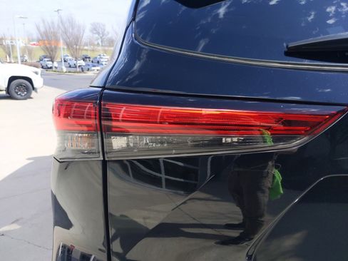 Used 2023 Toyota Highlander LE image 21