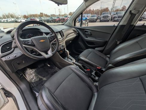 Used 2017 Chevrolet Trax LT w/ LT Convenience Package image 12