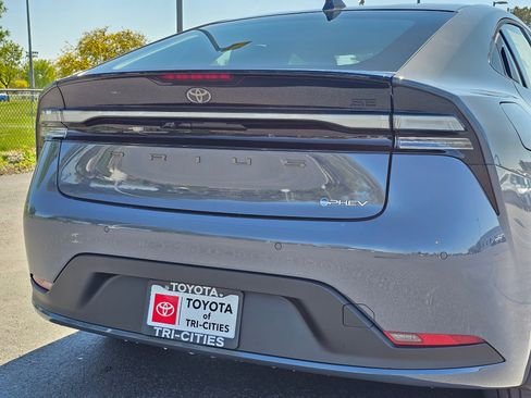 New 2026 Toyota Prius Plug-In Hybrid FWD image 8