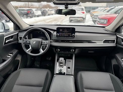 Used 2023 Mitsubishi Outlander ES image 3