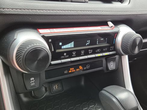 Certified 2025 Toyota RAV4 LE FWD image 19