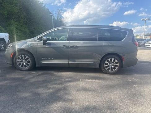 Used 2023 Chrysler Pacifica Pinnacle FWD image 3
