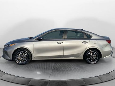 Used 2023 Kia Forte LXS image 2