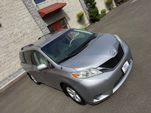 Used 2013 Toyota Sienna LE w/ Towing Pkg FWD image 11