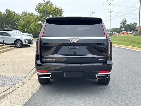 Used 2024 Cadillac Escalade ESV Luxury AWD/4WD image 3