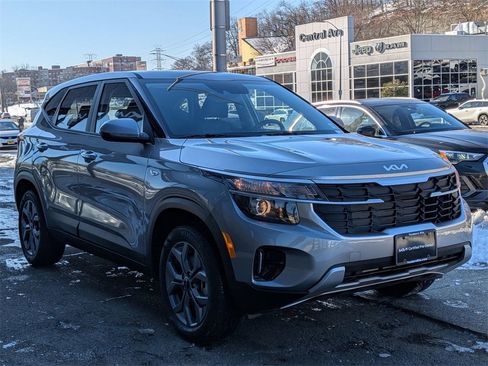 Used 2025 Kia Seltos LX image 4