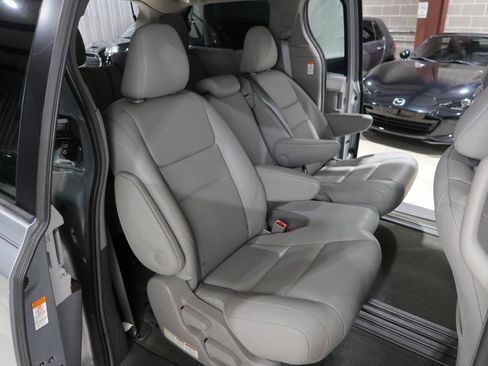 Used 2017 Toyota Sienna XLE w/ XLE Navigation Package FWD image 15