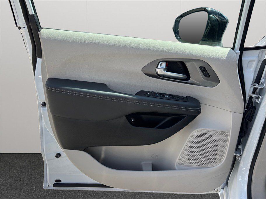 Used 2024 Chrysler Pacifica Limited FWD image 22