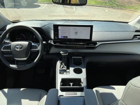 Used 2025 Toyota Sienna XLE image 33