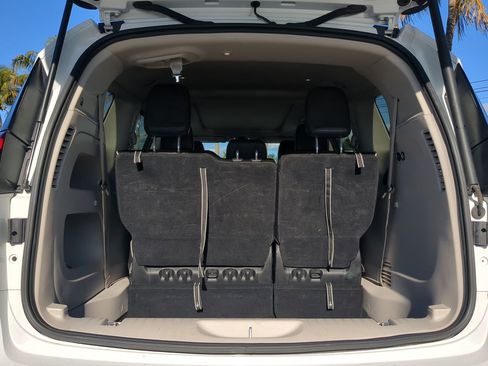 Used 2024 Chrysler Pacifica Limited image 13