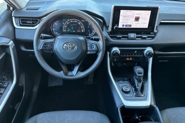 Used 2025 Toyota RAV4 XLE AWD/4WD image 16