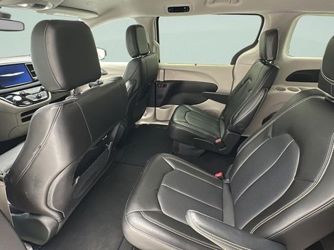 Used 2024 Chrysler Pacifica Touring-L FWD image 10