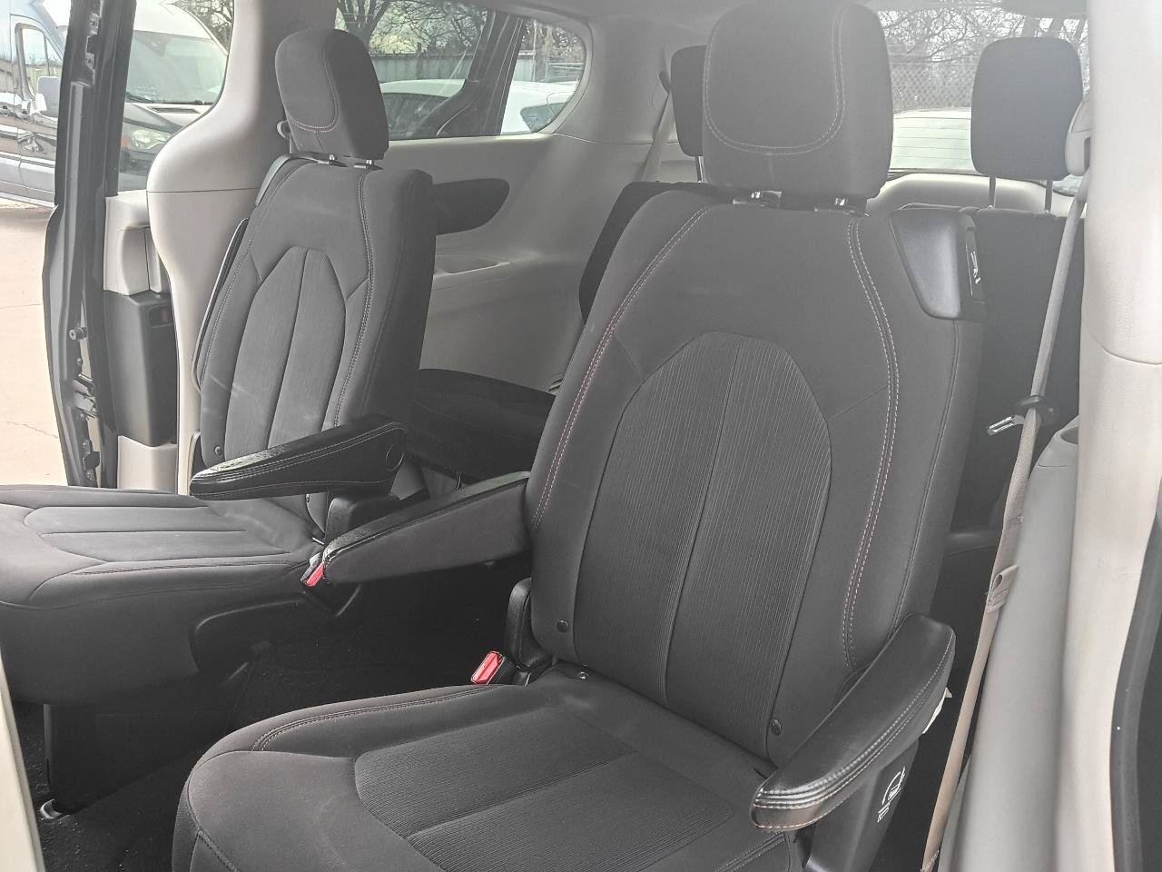 Used 2017 Chrysler Pacifica Touring w/ Tire & Wheel Group FWD image 19