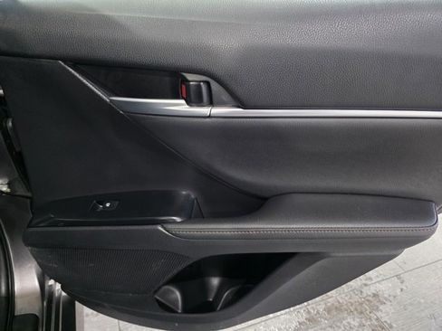 Used 2019 Toyota Camry XLE image 12