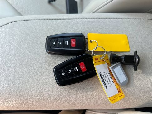 Certified 2022 Toyota Camry XLE FWD image 22