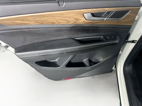 Used 2025 Volkswagen Atlas SE image 27