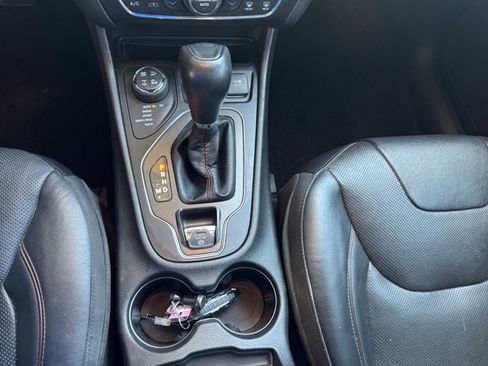 Used 2019 Jeep Cherokee Trailhawk AWD/4WD image 15