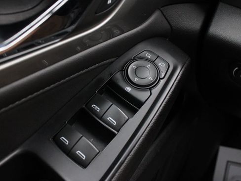 Used 2023 Chevrolet Traverse LT image 19