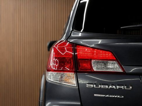 Used 2011 Subaru Outback 2.5i Premium w/ All-Weather Pkg AWD/4WD image 4