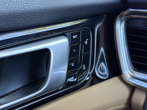 Used 2018 Porsche Panamera image 10