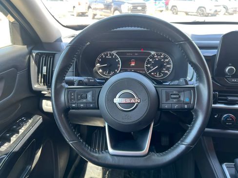 Used 2022 Nissan Pathfinder SV AWD/4WD image 15