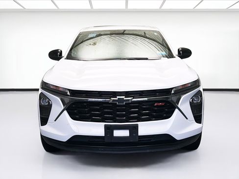 Used 2025 Chevrolet Trax RS w/ Sunroof Package image 2