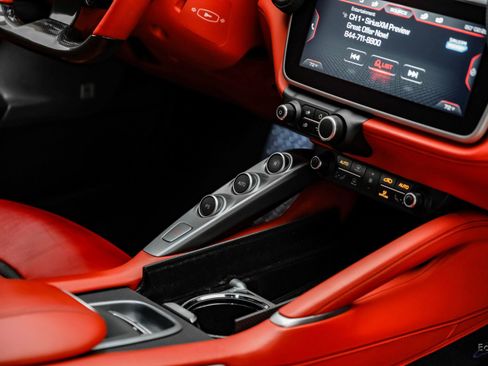 Used 2018 Ferrari GTC4Lusso AWD/4WD image 64