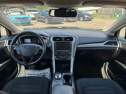 Used 2019 Ford Fusion SE FWD image 20
