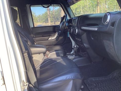 Used 2015 Jeep Wrangler Unlimited Rubicon w/ Connectivity Group image 14